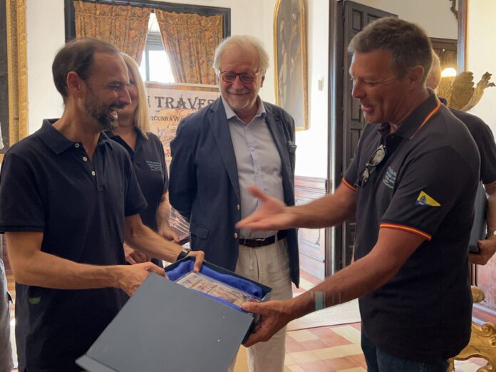 VÍCTOR MORA RECIBE A LOS INTEGRANTES DE LA VII TRAVESÍA I CIRCUNNAVEGACIÓN A VELA