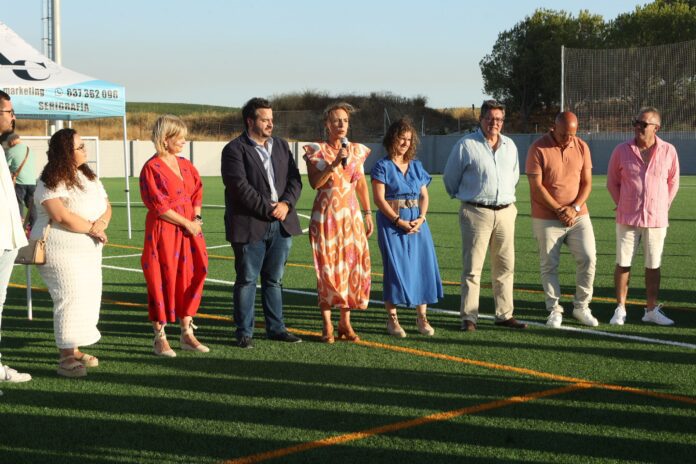 El campo de fútbol de Estella del Marqués estrena césped artificial y equipamientos