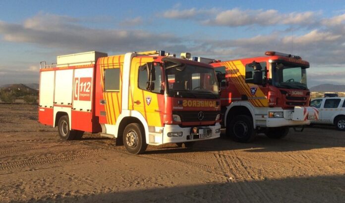 Una veintena de desalojados en prevención tras el incendio en un bloque de viviendas en Vícar