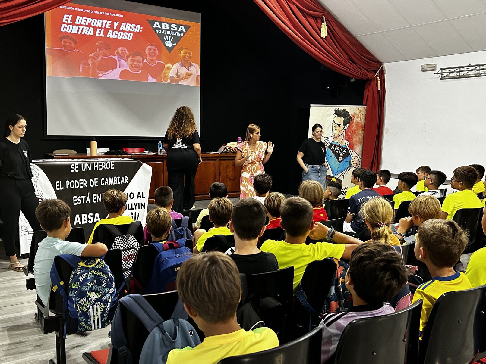 ALUMNOS DE LAS ESCUELAS DE VERANO RECIBEN FORMACIÓN CONTRA EL ACOSO ESCOLAR