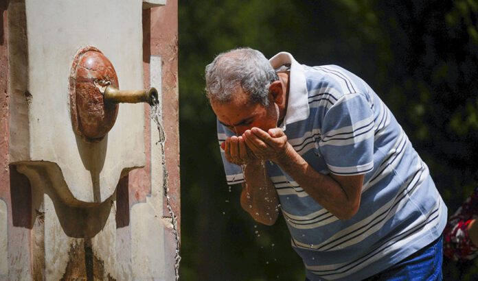 El 112 aconseja evitar salir a la calle durante las horas centrales de la jornada en los días de calor