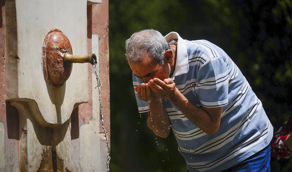 El 112 aconseja evitar salir a la calle durante las horas centrales de la jornada en los días de calor
