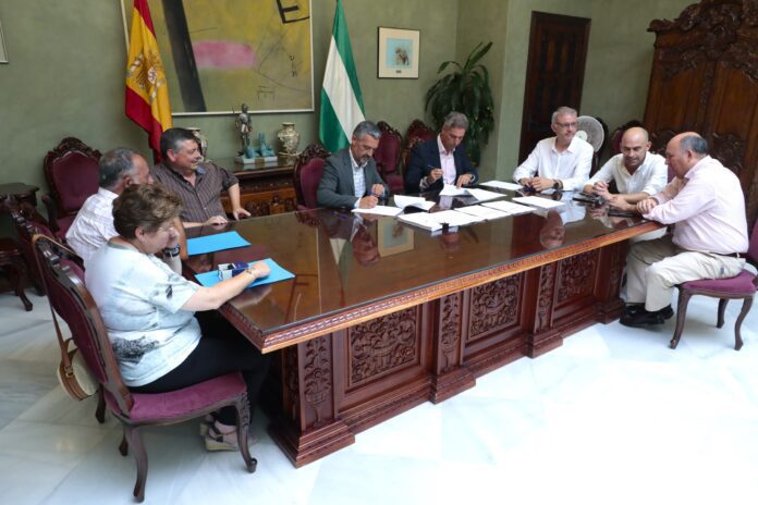 El alcalde de Rota firma con Aqualia un nuevo contrato de concesión del Servicio Municipal de Aguas que incluye 6,4 millones de euros en inversiones en alcantarillado y abastecimiento de agua y la digitalización total del servicio