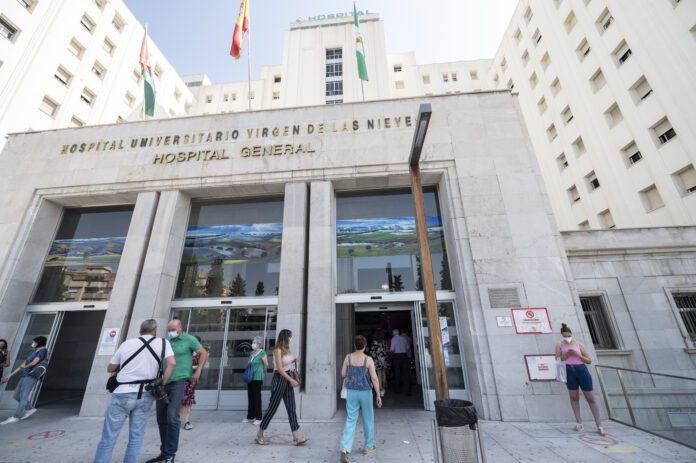 Dos mujeres afectadas tras el incendio de un cuarto de contadores en Atarfe