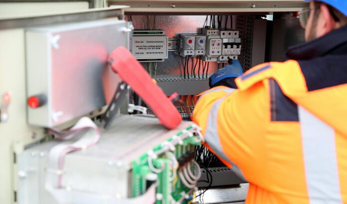 Comparar y prestar atención a la publicidad, esenciales a la hora de contratar el suministro eléctrico