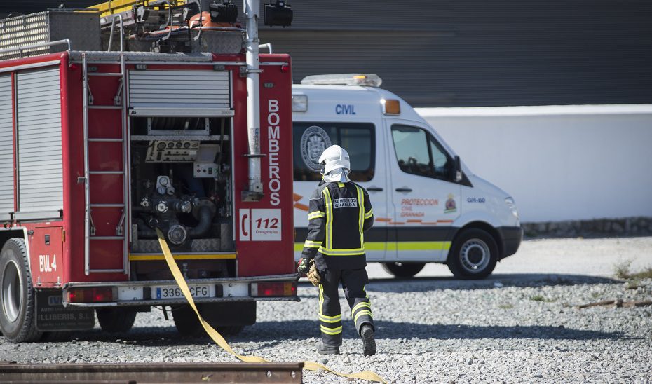 Desalojada en prevención una veintena de viviendas por el incendio de un bazar en Polopos
