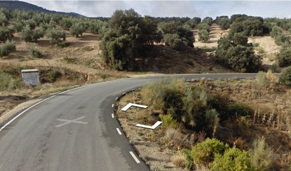 Encuentran a un hombre fallecido en un coche volcado en un olivar en Píñar