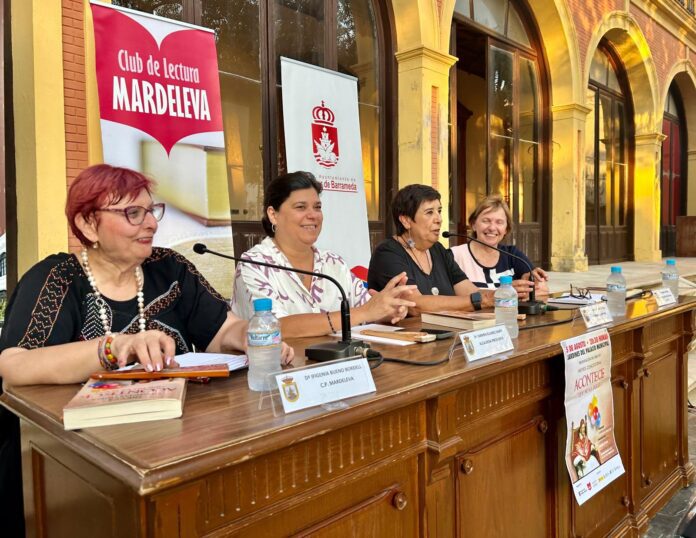 LA ESCRITORA NIEVES CONCOSTRINA REÚNE A MÁS DE 500 PERSONAS EN LOS JARDINES DEL PALACIO MUNICIPAL