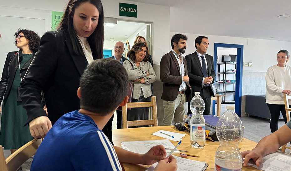 Andalucía facilita que 633 menores infractores cursen estudios mientras cumplen medidas judiciales de internamiento y el 60% aprueba