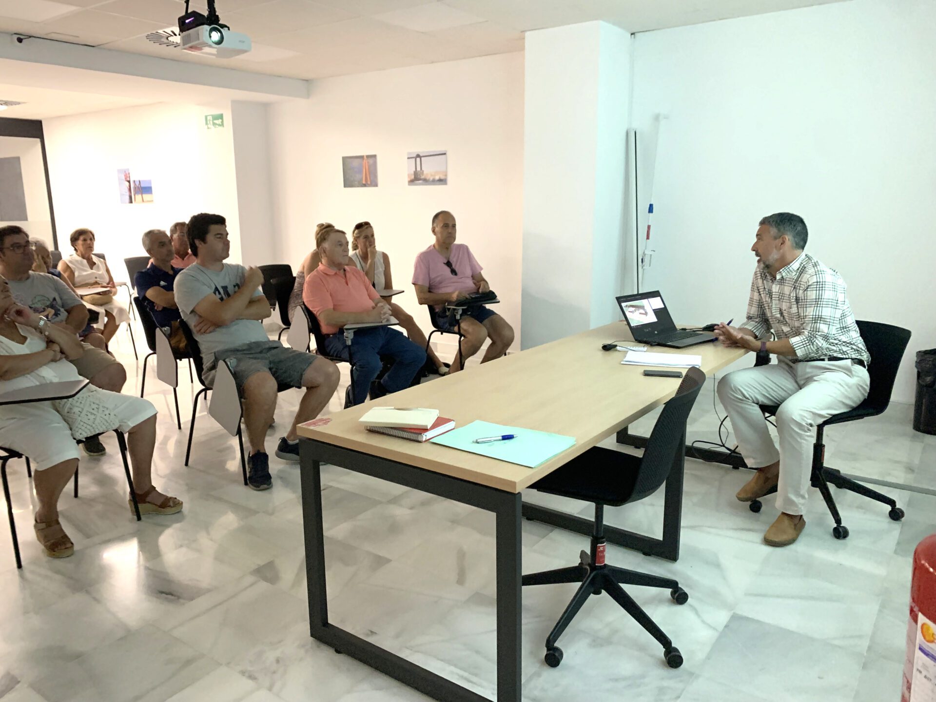 El alcalde explica a los vecinos de la plaza José Navarrete el proyecto de remodelación previsto en esa zona