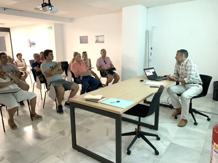 El alcalde explica a los vecinos de la plaza José Navarrete el proyecto de remodelación previsto en esa zona