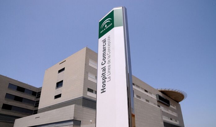 Hospitalizado un varón de 59 años tras un incendio en su vivienda en La Línea