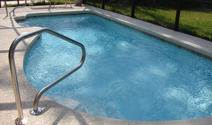 Muere una mujer de 63 años en una piscina en Carboneras
