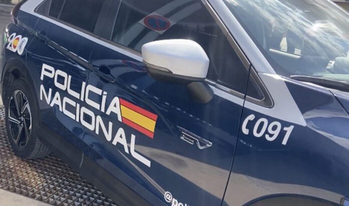 Un edificio desalojado de forma preventiva por el incendio de una casa abandonada en Sanlúcar