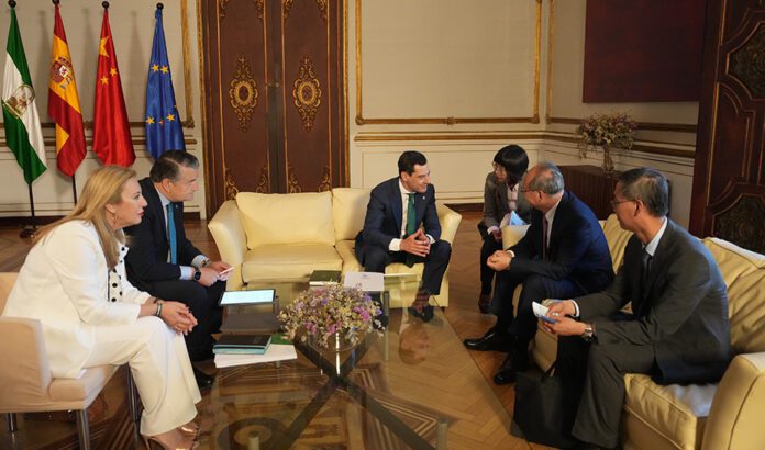 Moreno inicia su viaje oficial a China con una visita a la renovable Hygreen Energy y una reunión con la Asociación China de Fabricantes de Automóviles