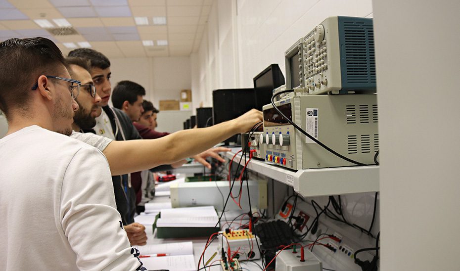 Casi la mitad de los titulados de FP logra un empleo al año de finalizar sus estudios