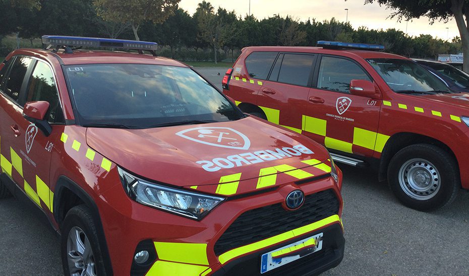 Bomberos de cuatro parques trabajan en la extinción de un incendio en tres naves en Mijas