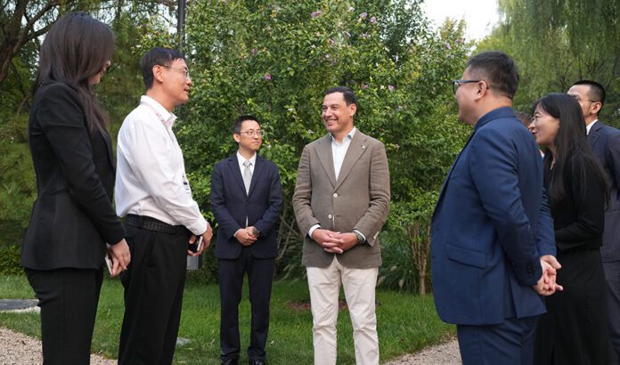 Moreno se reúne en Pekín con la compañía aérea Air China y visita el campus de la Universidad de Tsinghua