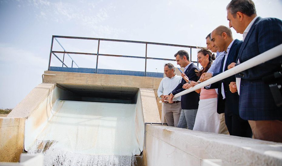 La Junta colabora con los regantes y Aqualia para que la desaladora ‘Mar de Alborán’ aumente su producción de agua