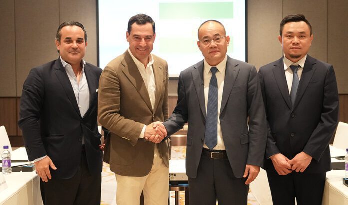 Moreno destaca la apuesta de SERMATEC en Andalucía con la construcción de su primera fábrica de baterías de litio en España
