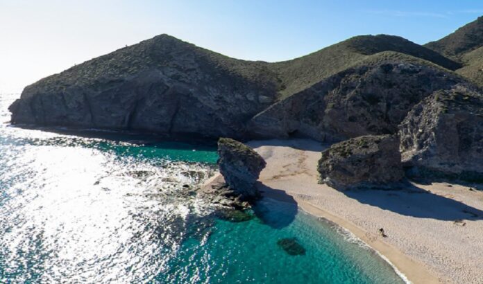Muere un bañista en una playa de Carboneras