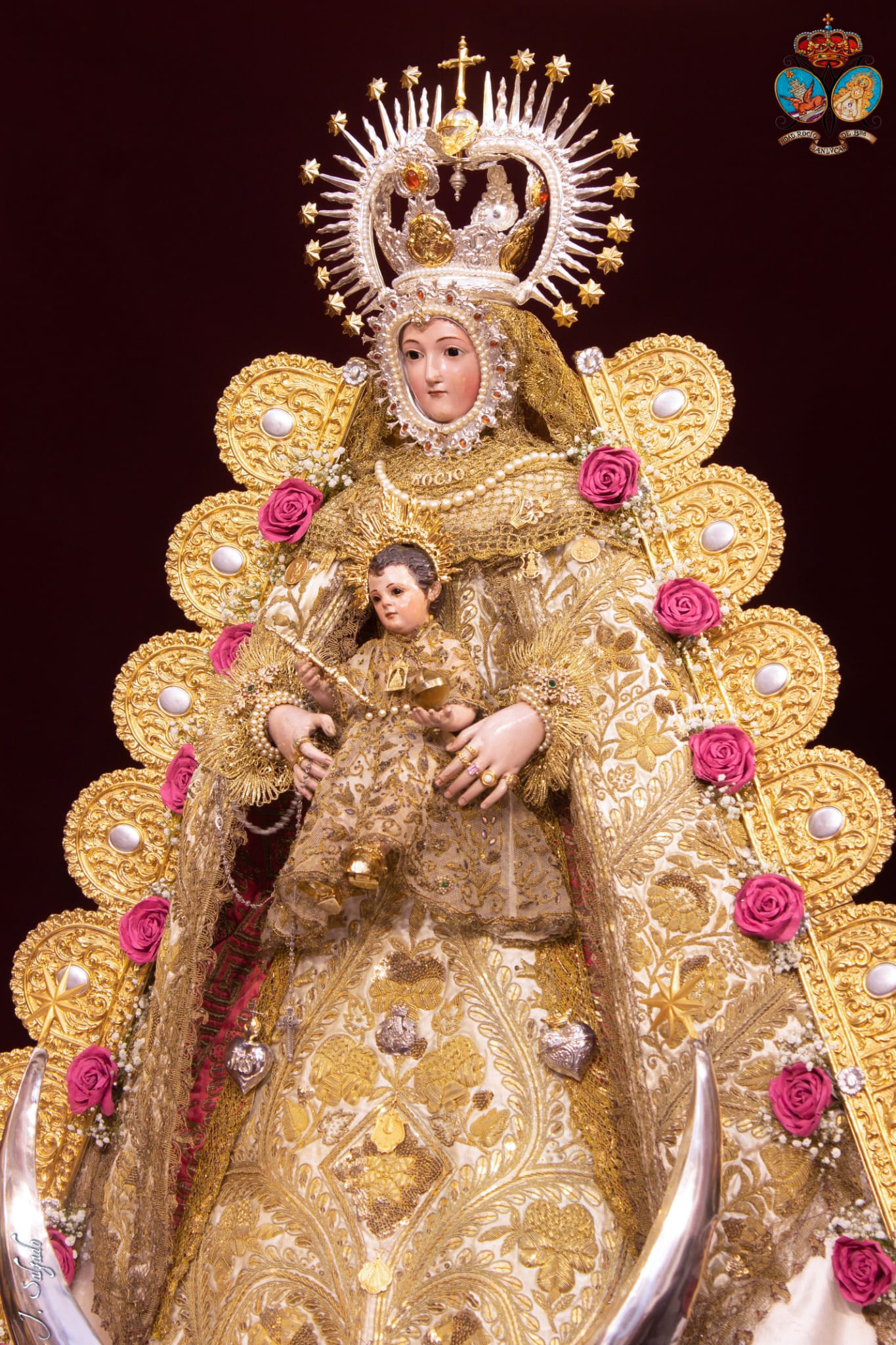 El Rocío de Sanlúcar inicia agosto con la Virgen vestida de gala El Rocío de Sanlúcar inicia agosto con la Virgen vestida de gala