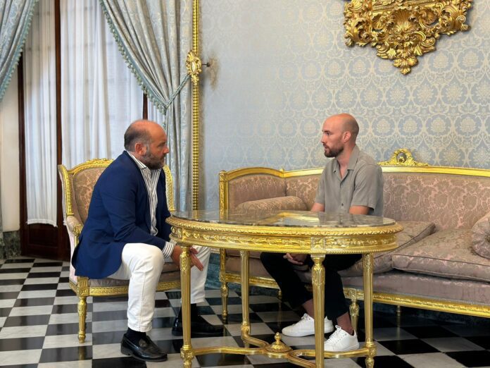 Juancho Ortiz recibe en la Diputación a Carlos Coello