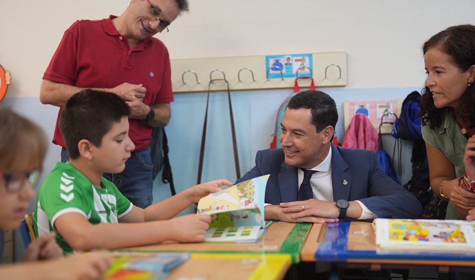 Moreno afirma que Andalucía refuerza los recursos y programas para que el sistema educativo público siga ganando en excelencia y calidad