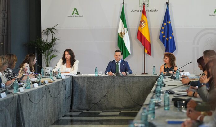 Moreno reclama al Gobierno de España que llegue al 50% de la financiación de la dependencia en Andalucía