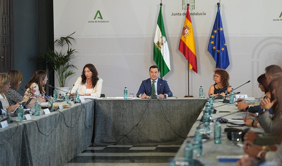 Moreno reclama al Gobierno de España que llegue al 50% de la financiación de la dependencia en Andalucía