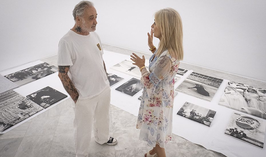 Alberto García-Alix revisa los fondos fotográficos del CAAC en la nueva propuesta expositiva del museo