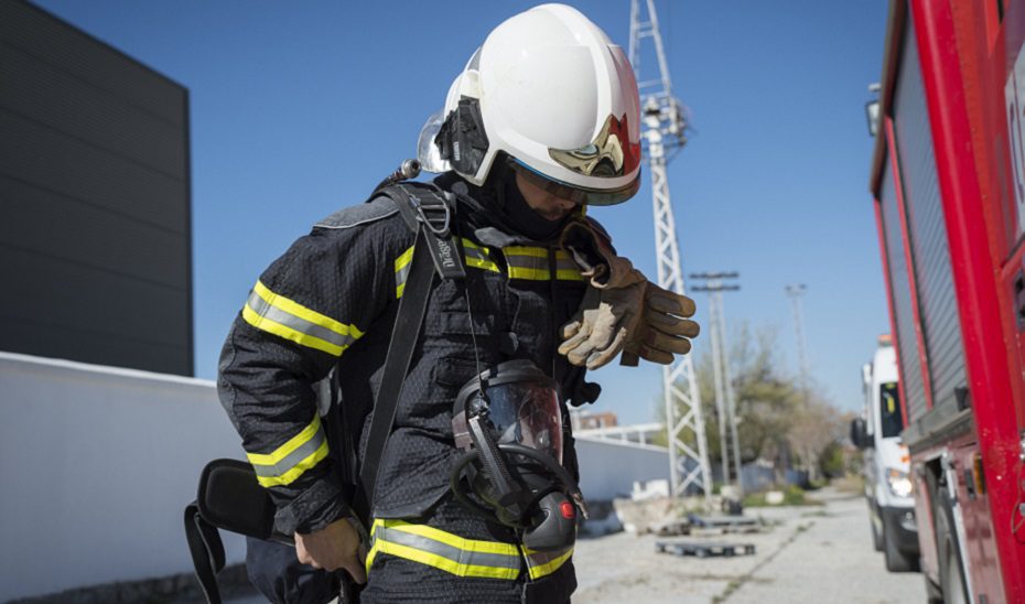 Tres menores afectados al incendiarse una furgoneta y una moto en Algeciras