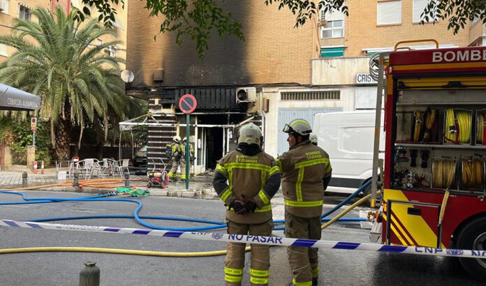 Desalojado en prevención un edificio tras el incendio de una cafetería en Granada