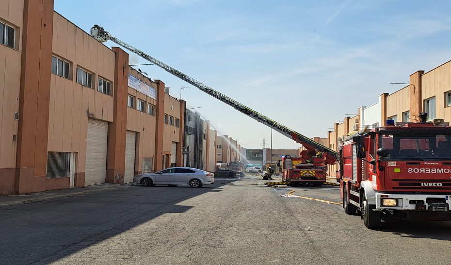 Extinguido el incendio que ha causado daños en varias naves en Peligros
