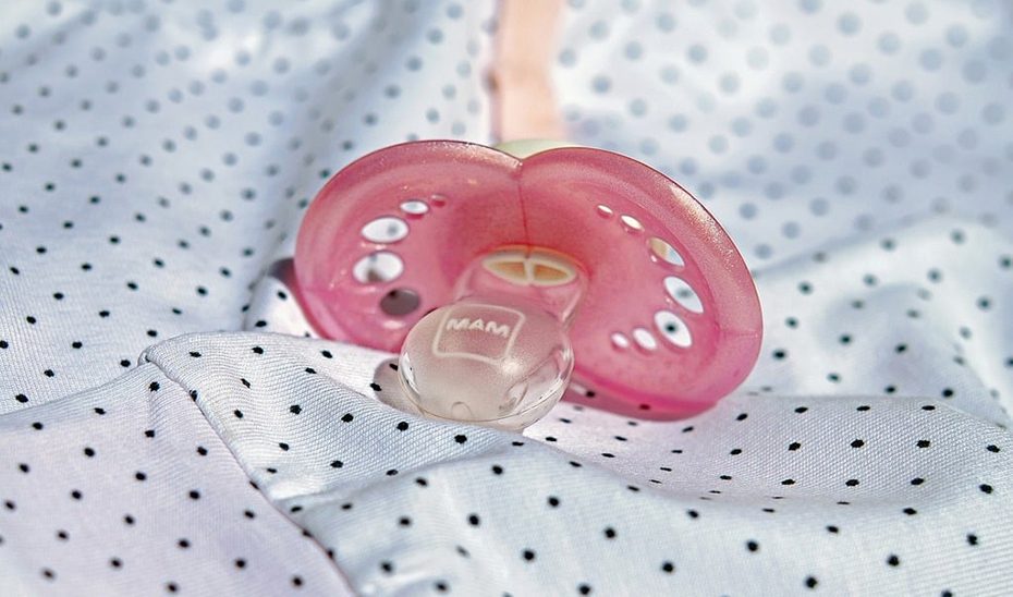 Consumo inspecciona el etiquetado y la presentación de chupetes, mochilas portabebés y andadores