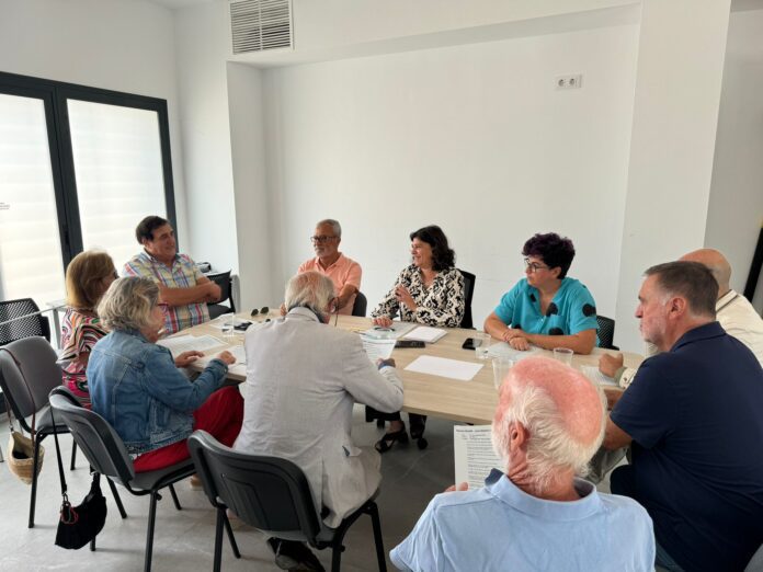 LA ALCALDESA ATIENDE LAS DEMANDAS Y PROPUESTAS DE LOS VECINOS DE LA JARA