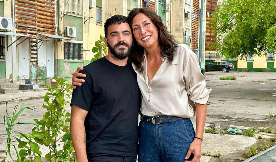 Loles López se acerca al barrio de Las Tres Mil Viviendas de la mano del ‘influencer’ Manuel Jiménez