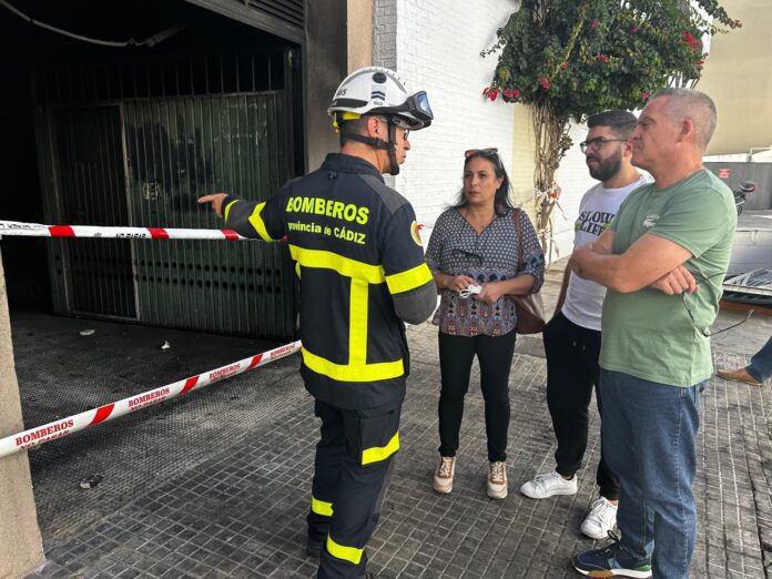 LAS FAMILIAS AFECTADAS POR EL INCENDIO EN UN GARAJE DE LA CALLE ALCOBA SON ATENDIDAS POR EL AYUNTAMIENTO