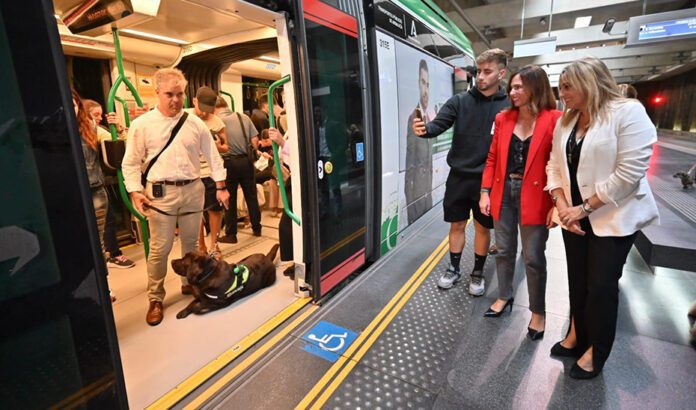 El nuevo reglamento del Metro de Granada facilita el acceso de los perros con transportín o bozal