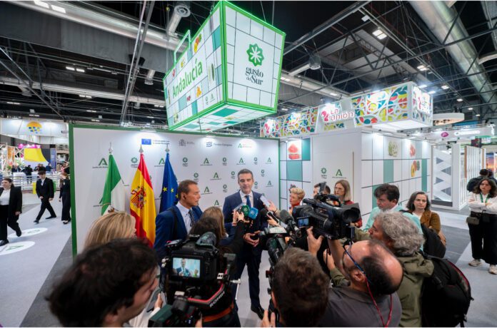 La Consejería de Agricultura calcula la huella hídrica de frutas y hortalizas bajo plástico