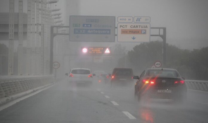 Emergencias 112 Andalucía recomienda evitar los viajes por carretera en días de fuertes lluvias