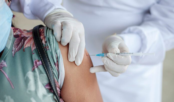 La Junta recomienda la vacunación frente a la gripe y al Covid-19 a los grupos diana