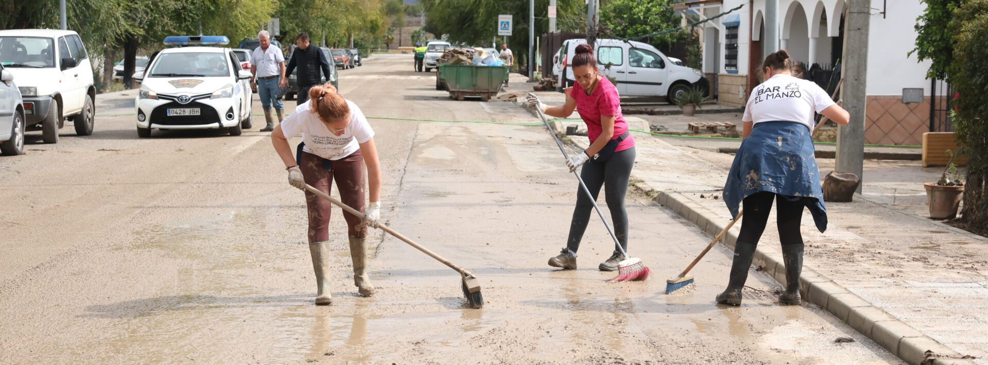 Almudena Martínez visita a los vecinos afectados por la riada en Villamartín