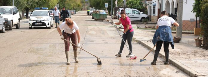 Almudena Martínez visita a los vecinos afectados por la riada en Villamartín