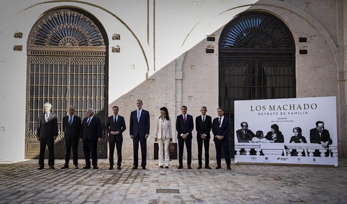 Juanma Moreno asiste junto al Rey a la inauguración de la Exposición ‘Los Machado. Retrato de Familia’ en Sevilla, uno de los hitos culturales del año en Andalucía
