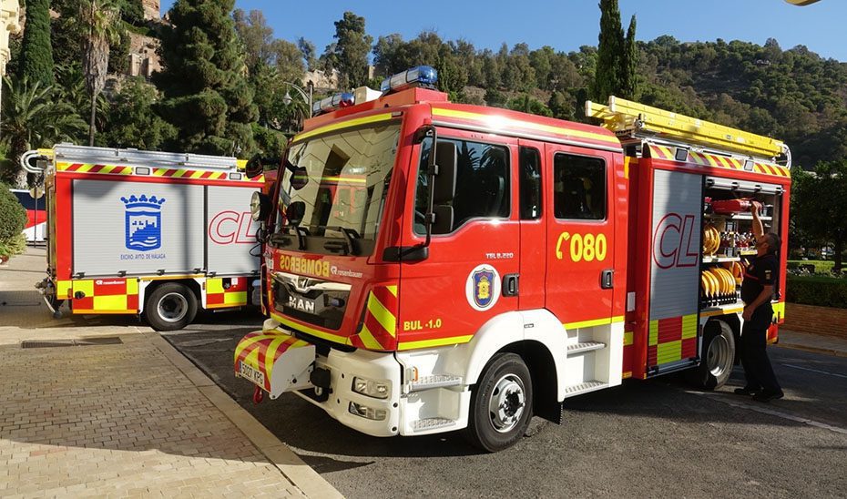 Dos menores y un adulto evacuados al hospital a causa de un incendio en un piso en Málaga