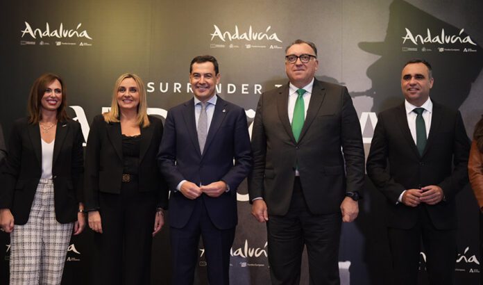 Moreno asiste a la presentación de la campaña ‘The surrender to the Andalusian Crush”, que rinde homenaje a la riqueza cultural y patrimonial de Andalucía