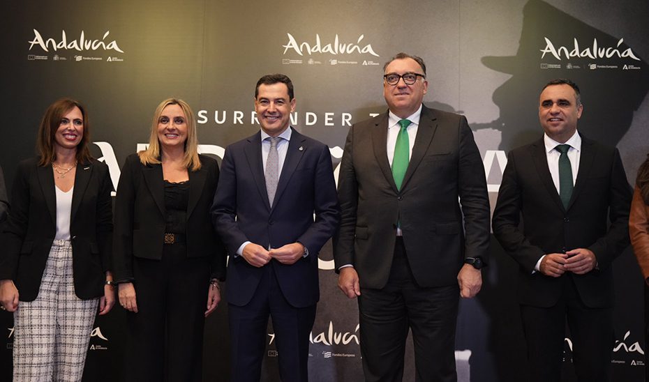 Moreno asiste a la presentación de la campaña ‘The surrender to the Andalusian Crush”, que rinde homenaje a la riqueza cultural y patrimonial de Andalucía
