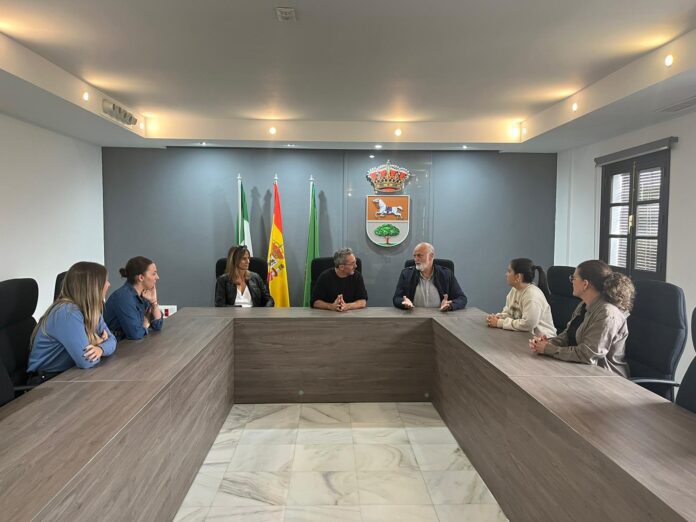 Vidal confirma en Puerto Serrano el interés de la Diputación por asistir al municipio en materia deportiva, medioambiental y memorialista