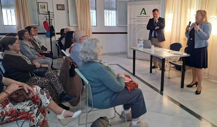 La Junta forma a las personas mayores sobre medidas legales ante timos y estafas por internet